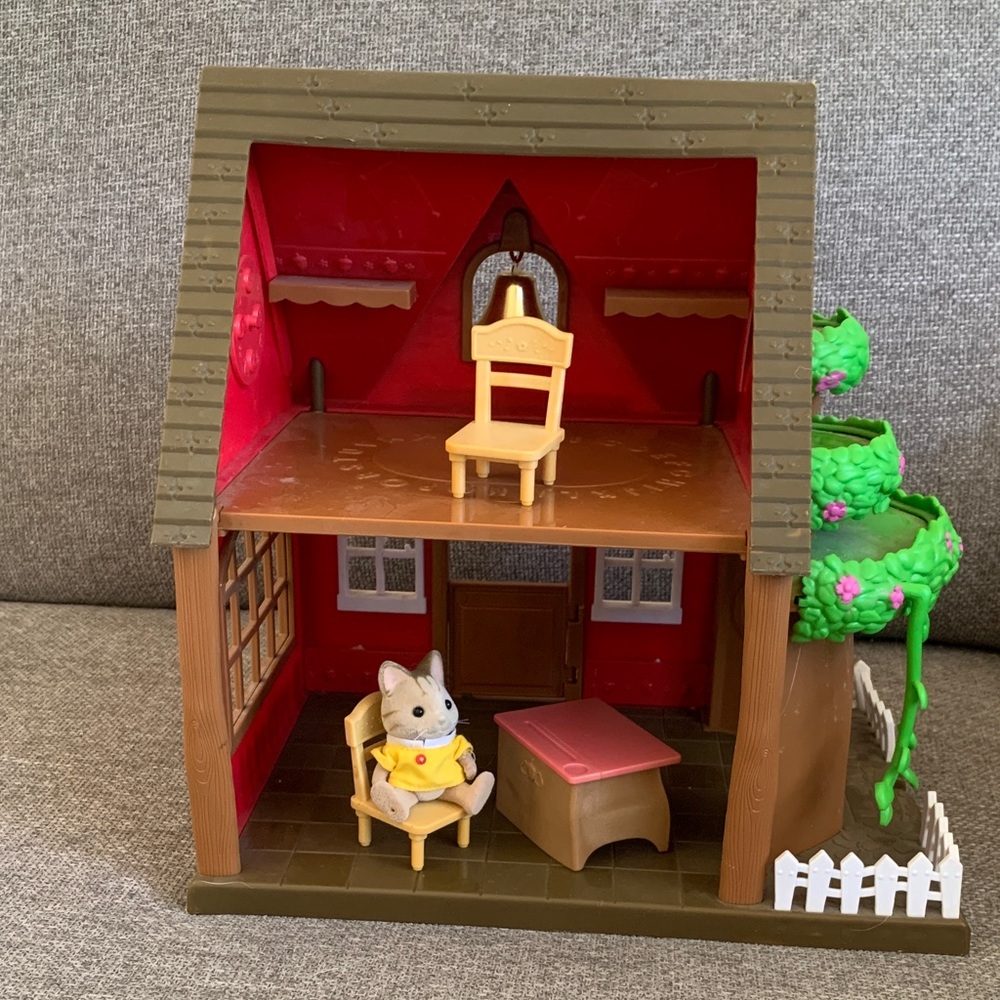 Li’l Woodzeez Woodland Schoolhouse Playset with Accessories - Picture 7 of 9